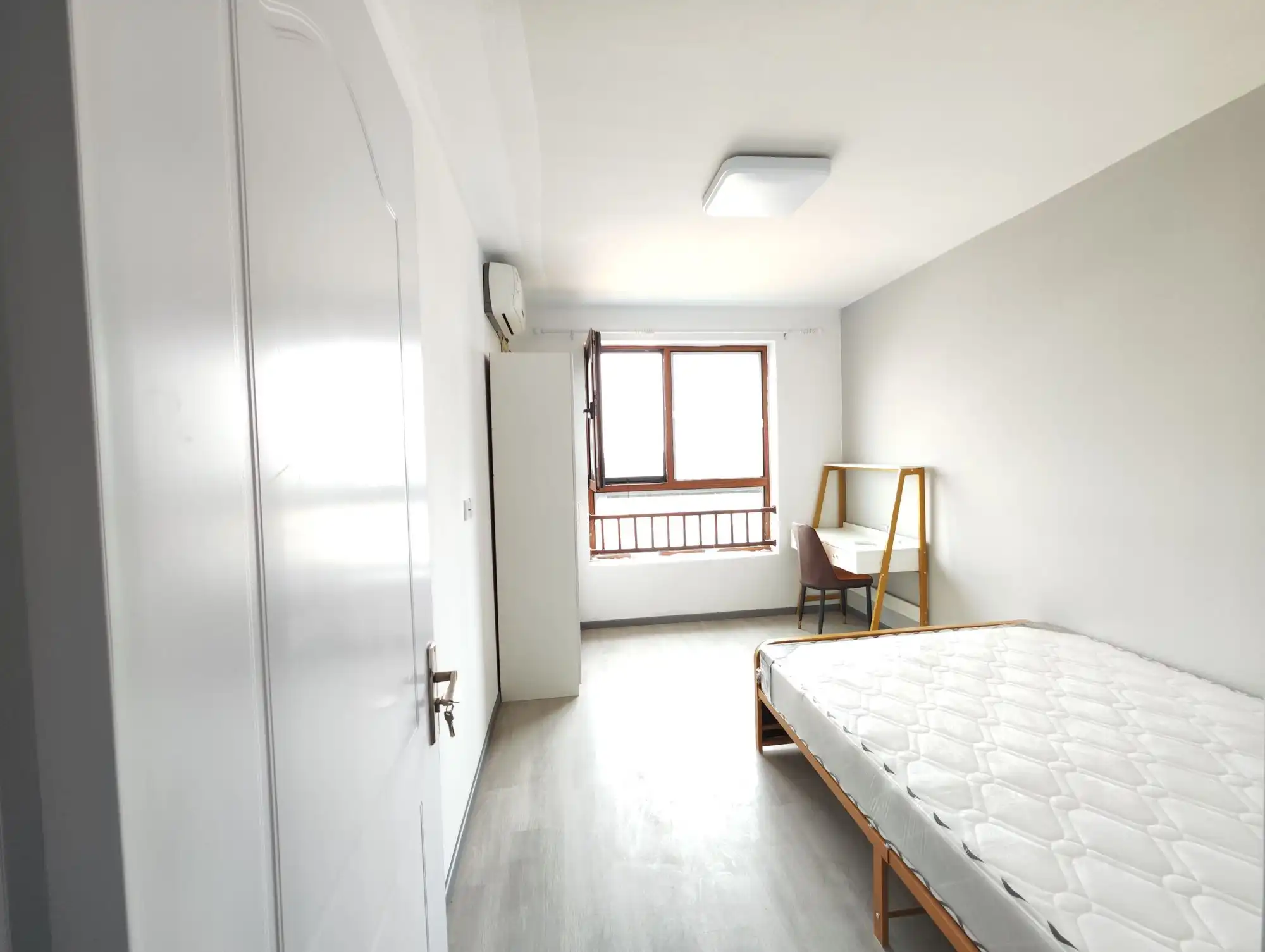  Co renting the master bedroom of Room 3 in the north area of Nanyuan Village